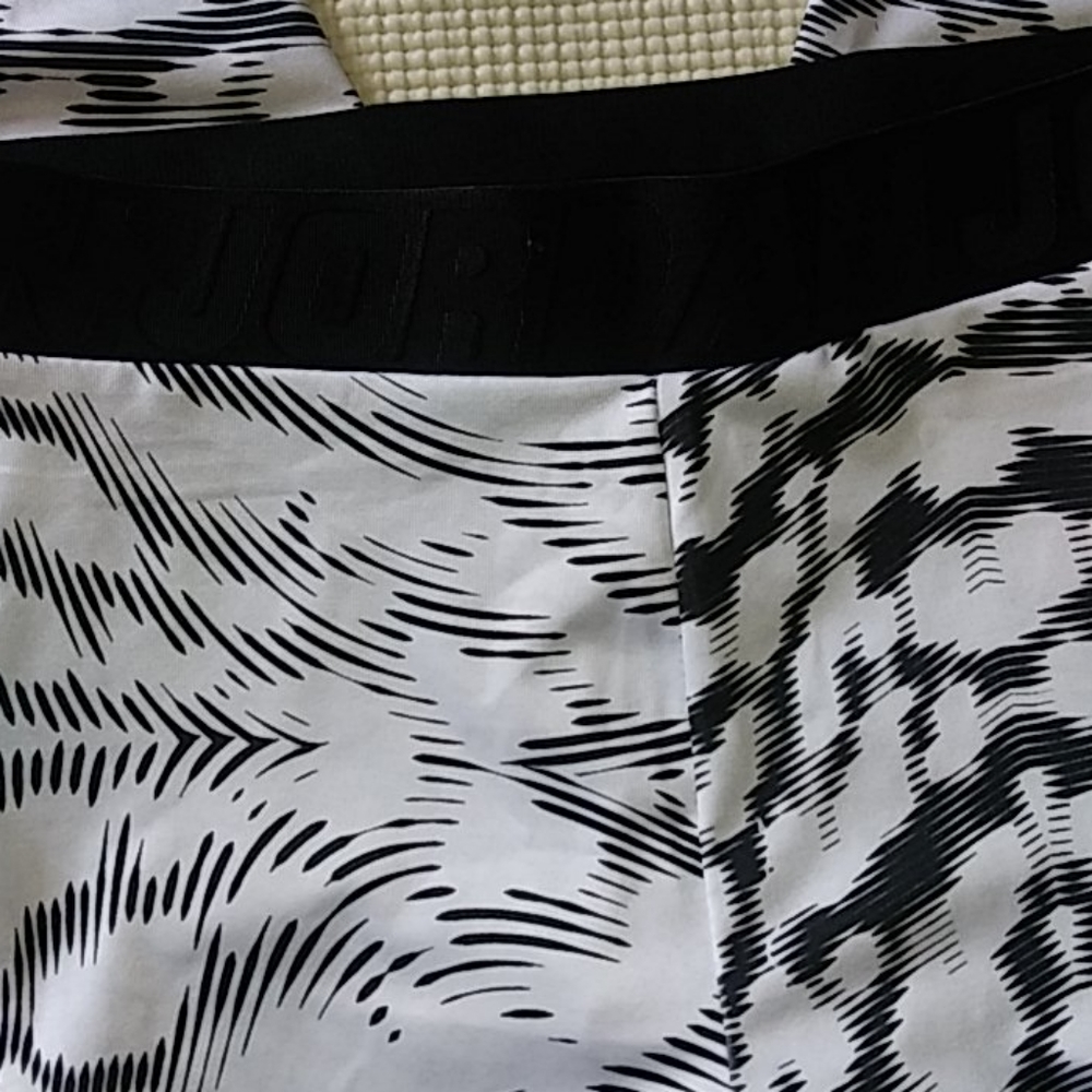 Jordan Dri- Fit Capri Leggings Size M (girls) - Picture 3 of 12